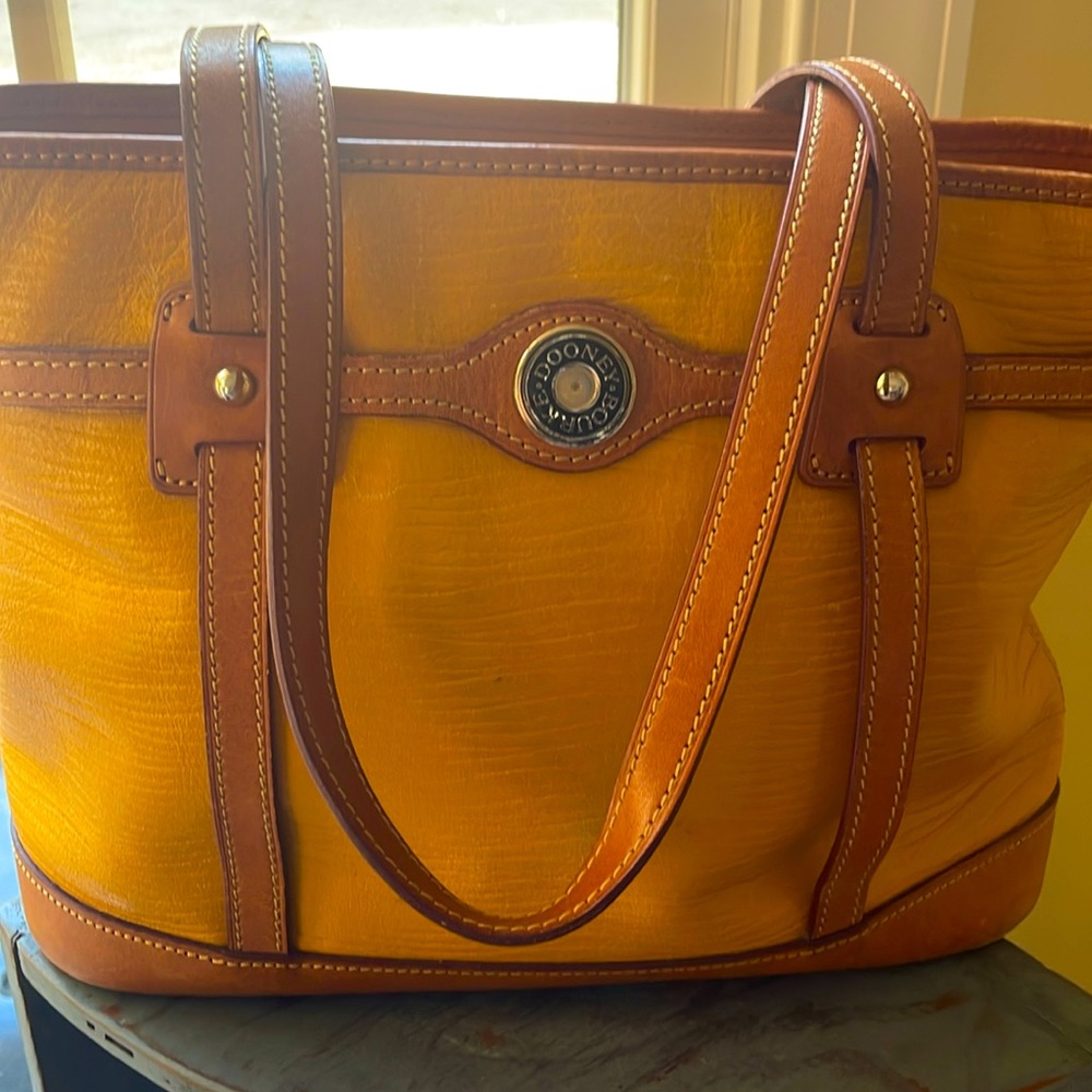 💕Dooney & Burke Leather Midsize Tote 13x9x5 - great color
